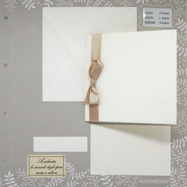 Partecipazione quadrata color crema con nastro ecru: chiusa