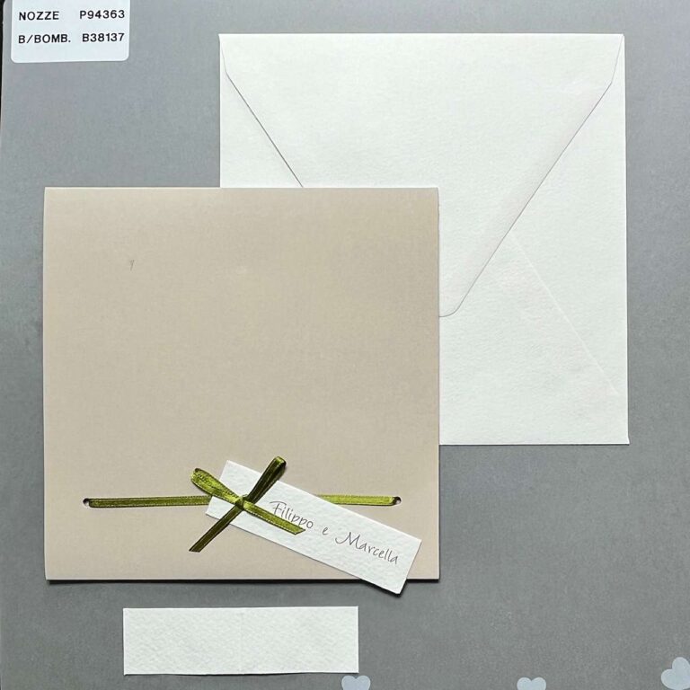 Partecipazione con fiocchetto verde: vista della copertina e della busta