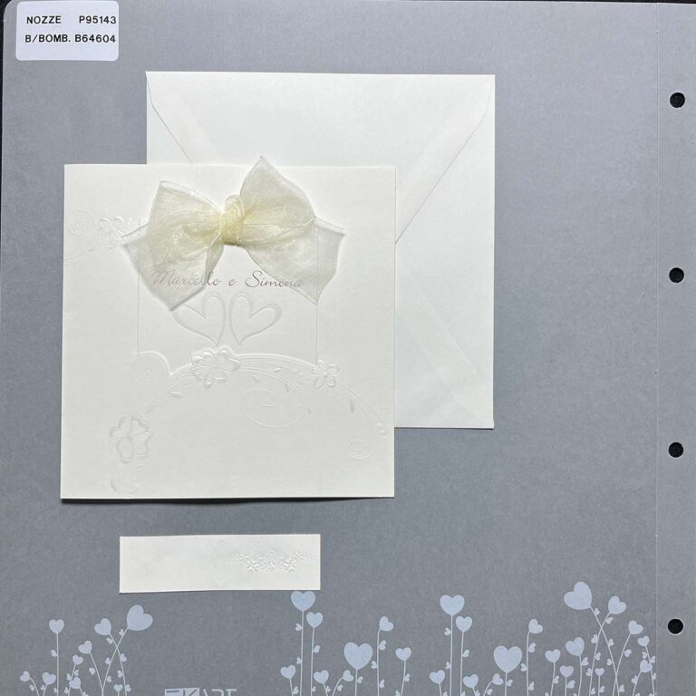 Partecipazione con fiocco in tulle e decori perlati: copertina + busta