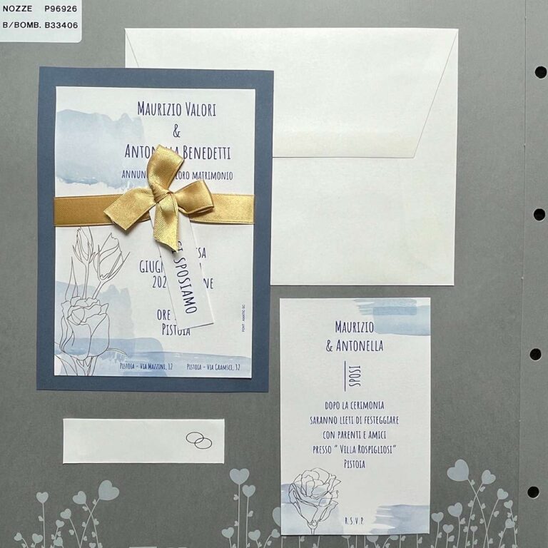 Partecipazione con fiocco oro e pennellate blu: vista del cartoncino annuncio, invito al ricevimento, busta e biglietto bomboniera