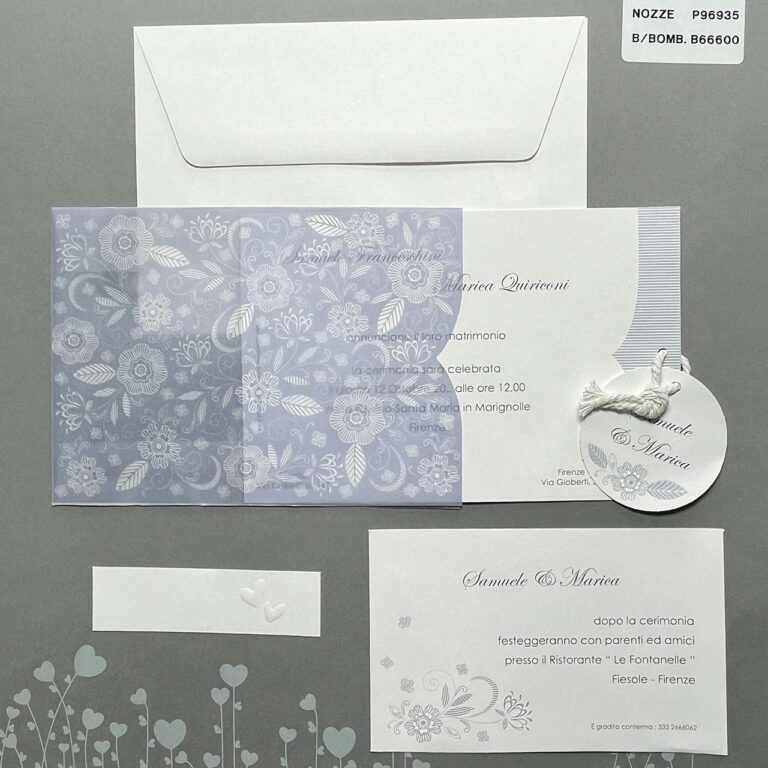 Partecipazione con custodia blu trasparente decorata da una trama di fiori e foglie bianche: vista cartoncino annuncio, invito, busta, tag