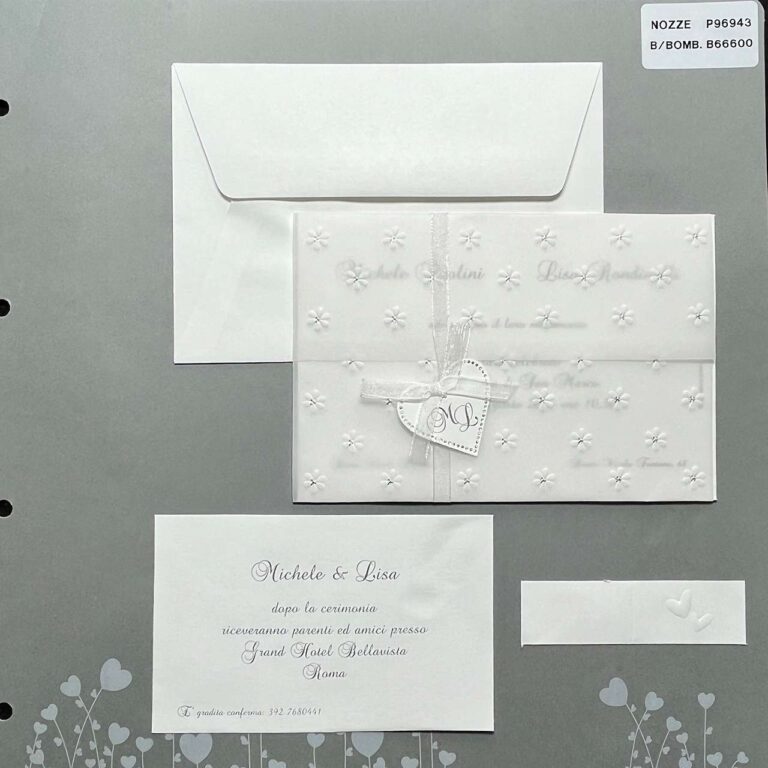 Partecipazione con custodia in carta velina con texture di fiori a rilievo: vista della copertina, della busta e dell'invito al ristorante