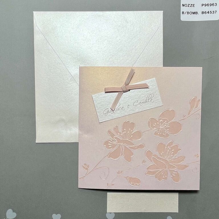 Partecipazione con custodia perlata rosa e fiori a rilievo perlati: vista della busta (perlata) e della copertina