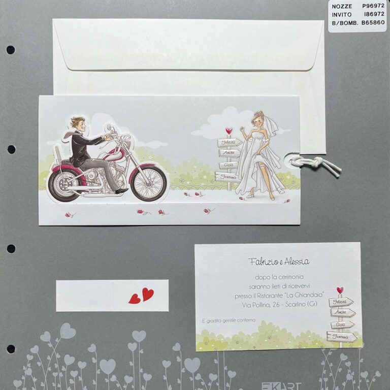 Partecipazione con disegno di sposo in moto e sposa che fa l'autostop: vista busta, copertina, invito al ristorante