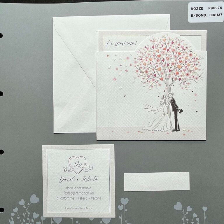 Partecipazione con albero di cuoricini e sposini: vista della copertina e del cartoncino invito al ristorante