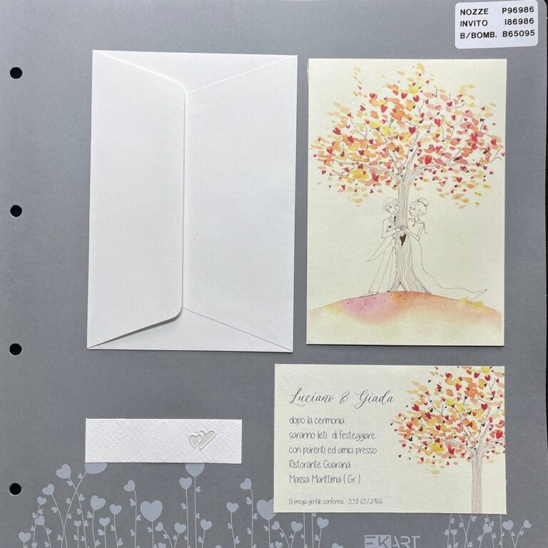 Partecipazione con illustrazione di sposini intorno ad albero con cuori: vista della copertina e del cartoncino dell'invito.