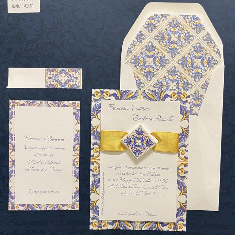 Partecipazione con decori blu/giallo, nastro giallo e tag a rombo
