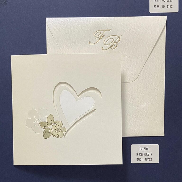 partecipazione con cuore intagliato e fiori oro a rilievo: chiusa