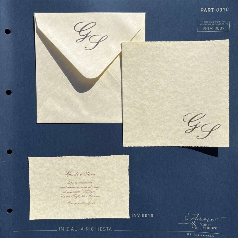Partecipazione di nozze quadrata su carta pergamena: copertina, busta e invito