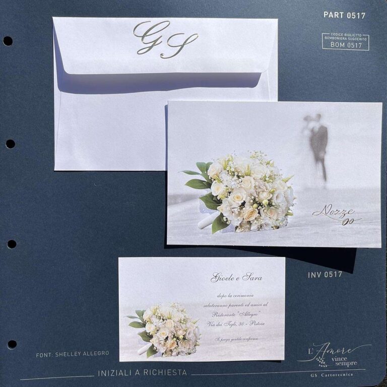 Partecipazione con immagine bouquet in primo piano: visione d'insieme (busta, copertina e invito)