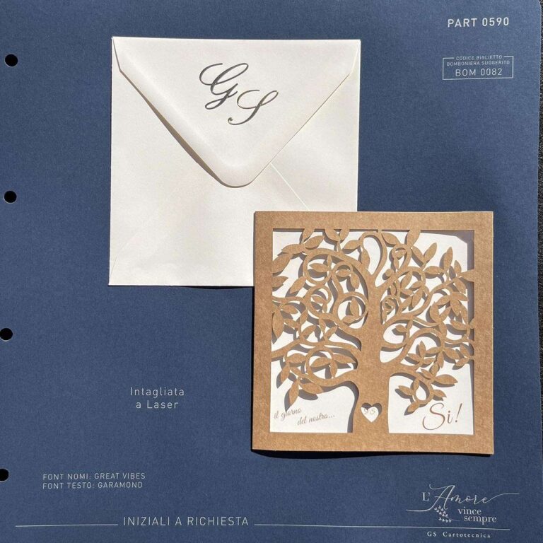 Partecipazione con albero della vita intagliato con laser su custodia: vista della copertina e della busta