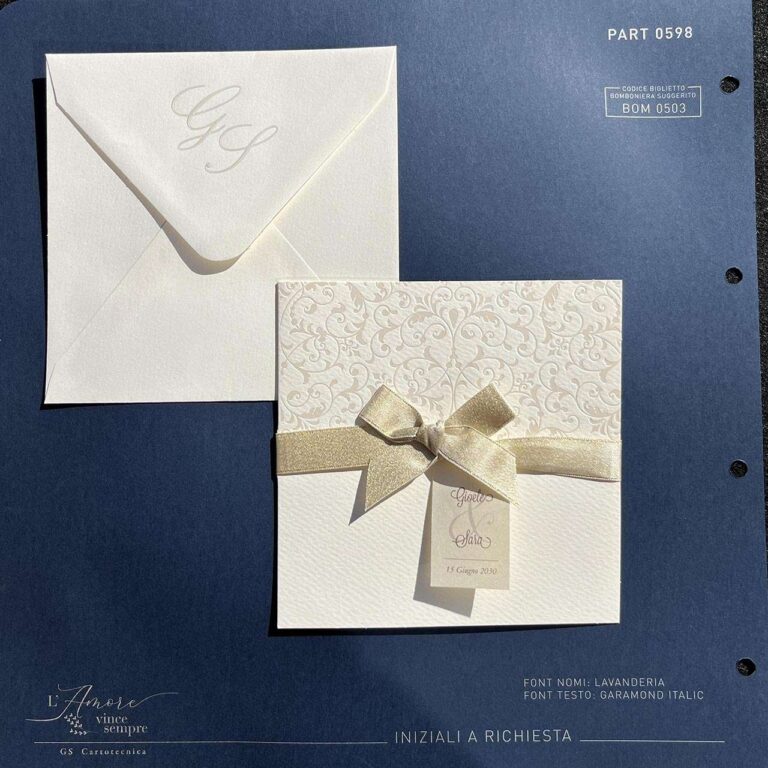 Partecipazione quadrata con fiocco in colore oro antico: vista della copertina e della busta