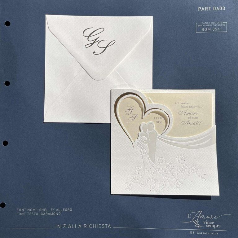 Partecipazione con disegno di sposi e cuore bordato di oro: vista della busta e della copertina