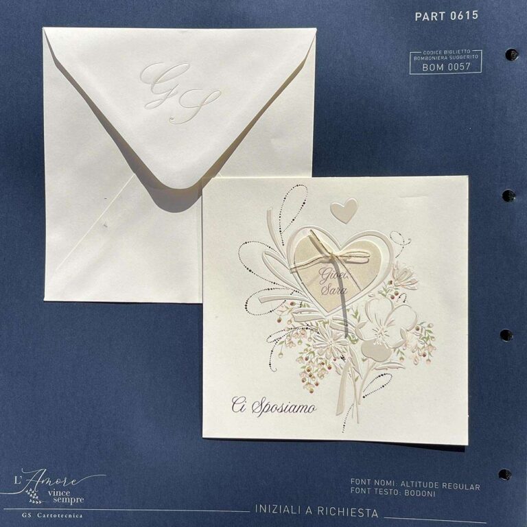 Partecipazione quadrata con cuori e fiori a rilievo perlati: vista della busta e della copertina