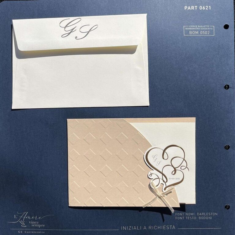 Partecipazione con trama a rombi in copertina e decorazioni in oro a caldo a forma di cuori: vista della busta e della copertina