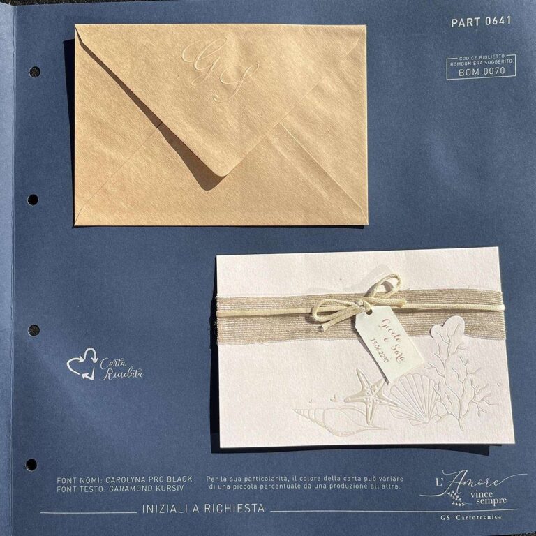 Partecipazione tema mare su carta riciclata color tortora con spago, tag e disegno di conchiglie marine: vista busta e copertina