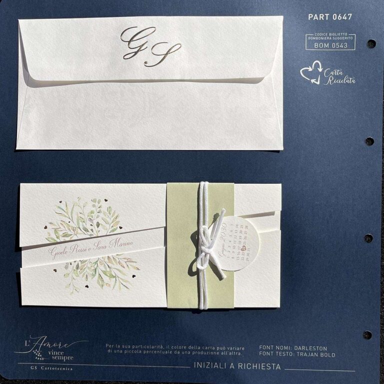 Partecipazione con fascia verde, cordino bianco e tag con calendario delle nozze: vista della busta e della copertina