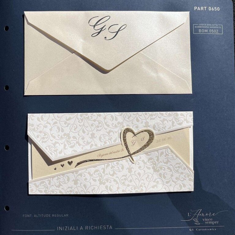 Partecipazione con trama floreale perlata a caldo e cuore in oro glitterato: vista della busta (in carta perlata) e della copertina