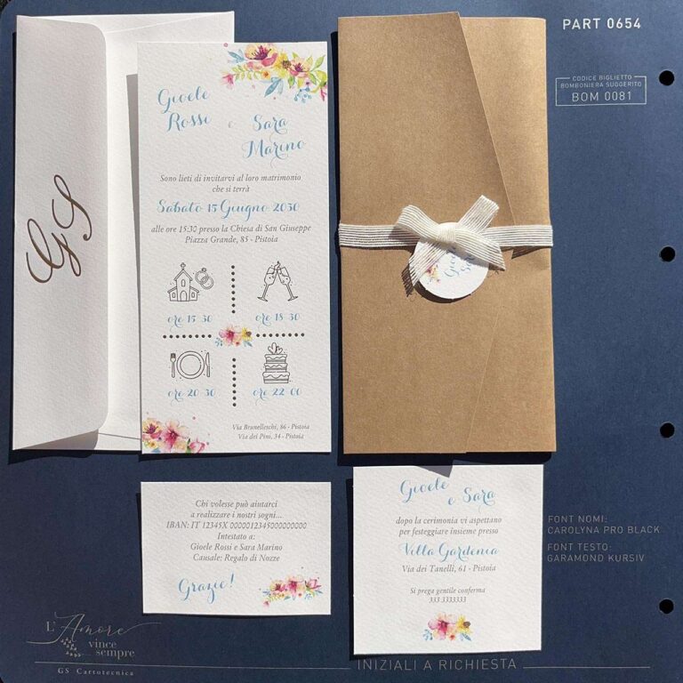 Partecipazione formata da: custodia in carta kraft, cartoncino annuncio matrimonio, cartoncino invito al ristorante, cartoncino iban, nastro con tag che lega il tutto e busta: vista d'insieme