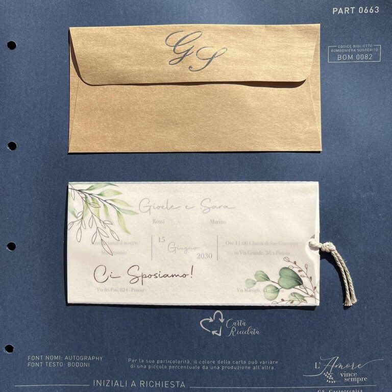 Partecipazione orizzontale in stile shabby chic con custodia in carta velina e busta in carta kraft: vista partecipazione chiusa