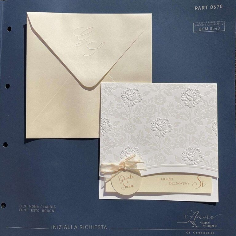 Partecipazione quadrata con custodia bianca decorata con fiori perlati e a rilievo, fiocco, tag tondo e cartoncino crema perlato con busta coordinata