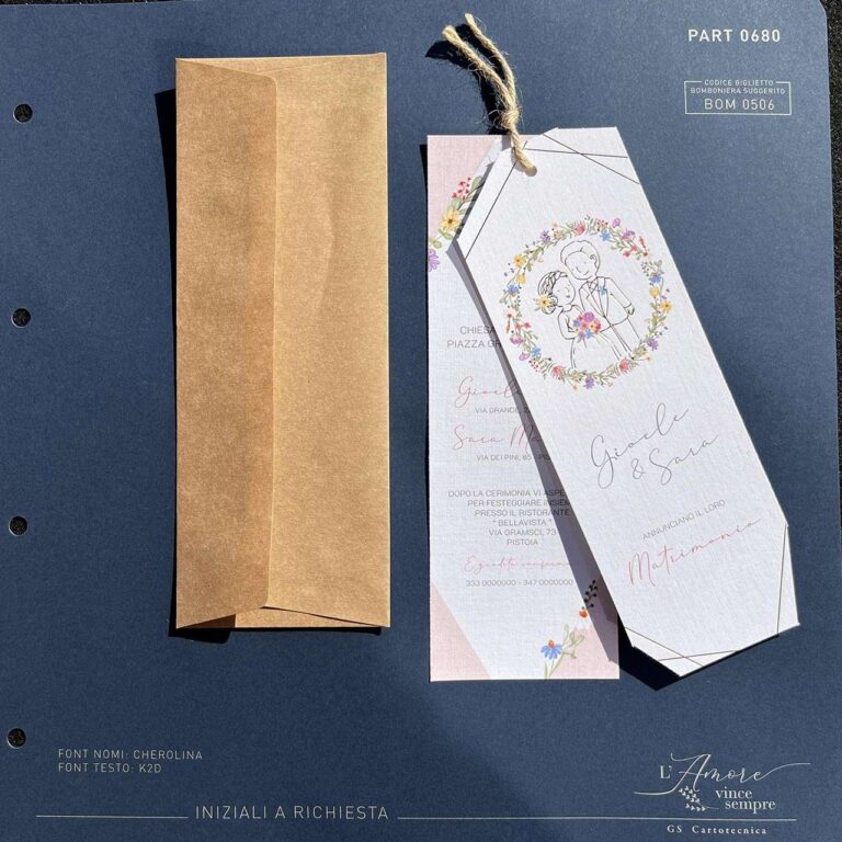 Partecipazione formato segnalibro con disegno di sposi circondato da ghirlanda floreale colorata formata da 2 cartoncini legati da spago + busta in carta kraft