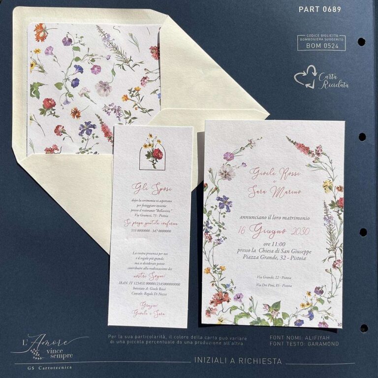 Partecipazione con cornice floreale in carta riciclata: vista della busta (internografata), del cartoncino dell'annuncio del matrimonio e del cartoncino con invito al ristorante con anche le coordinate per il regalo di nozze