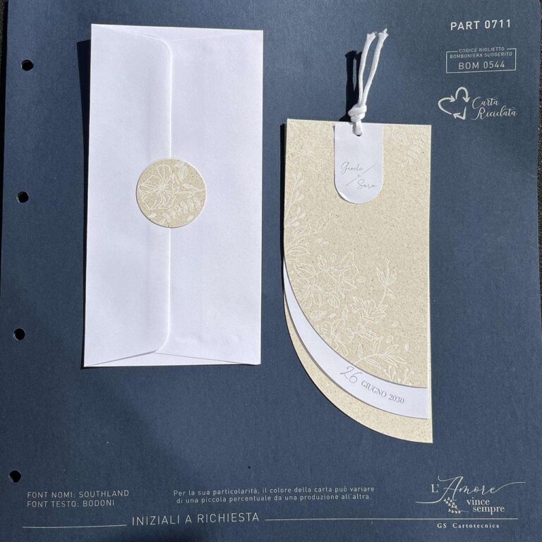 Partecipazione su carta riciclata beige e bianca e trama di fiori: vista della busta e della partecipazione chiusa